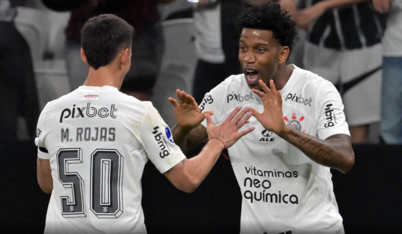 Corinthians perde um caminhão de gols, mas vence o Estudiantes e sai em vantagem por uma vaga na semi da Sul-Americana